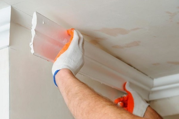 монтаж потолочного плинтуса из пенопласта